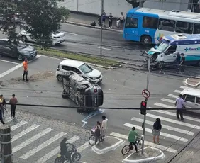 Imagem ilustrativa da imagem Carro capota após ser atingido por ambulância na Reta da Penha, em Vitória