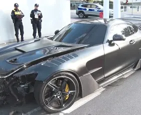 Imagem ilustrativa da imagem Carro de luxo avaliado em R$ 900 mil é abandonado após acidente na Praia do Canto