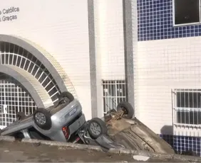 Imagem ilustrativa da imagem Carro perde freio, bate em outro e os dois caem em entrada de igreja em Vila Velha