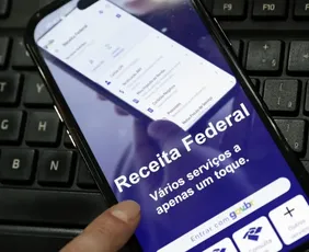 Imagem ilustrativa da imagem Receita paga 4º lote de restituição no fim do mês para quem declarou em atraso