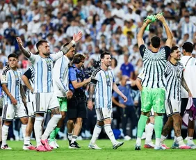 Imagem ilustrativa da imagem Julián Álvarez faz golaço, Argentina ganha da Suíça na prorrogação e vai à semi