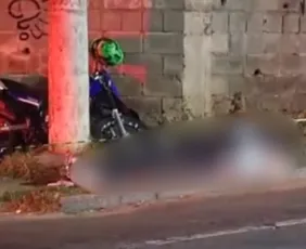 Imagem ilustrativa da imagem VÍDEO | Motociclista morre após colidir com moto e bater em muro em Cariacica
