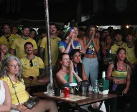 Imagem ilustrativa da imagem Torcida veste verde e amarelo, mas Brasil se despede da Copa após derrota