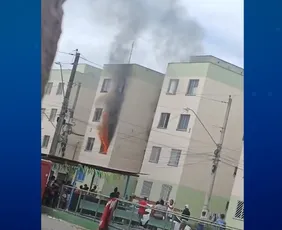 Imagem ilustrativa da imagem VÍDEO I Incêndio atinge apartamento em residencial na Serra