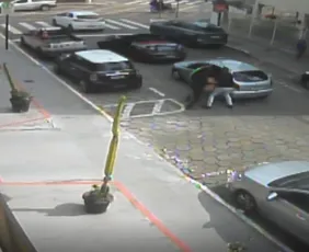 Imagem ilustrativa da imagem VÍDEO: câmera de prédio flagra sequestro de homem em rua de Jardim Camburi