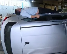 Imagem ilustrativa da imagem VÍDEO: carro capota, motorista admite consumo de álcool e deita sobre veículo no ES