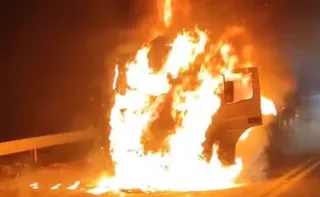 Imagem ilustrativa da imagem BR-101 fica totalmente interditada após carreta pegar fogo em Anchieta