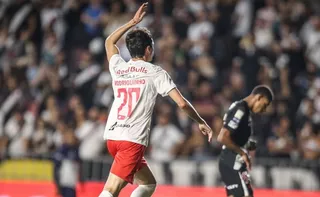 Imagem ilustrativa da imagem Bragantino domina em São Januário, vence e deixa Vasco perto do Z4