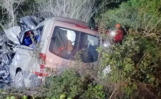 Imagem ilustrativa da imagem Caminhão invade contramão e provoca morte de 16 pessoas da mesma família na BA