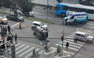 Imagem ilustrativa da imagem Carro capota após ser atingido por ambulância na Reta da Penha, em Vitória