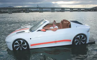 Imagem ilustrativa da imagem Carro que navega chama atenção em Vitória
