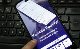 Imagem ilustrativa da imagem Receita paga 4º lote de restituição no fim do mês para quem declarou em atraso