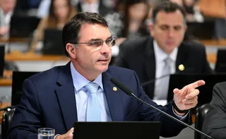 Imagem ilustrativa da imagem Flávio Bolsonaro tem filiação ao PL retomada pelo TSE