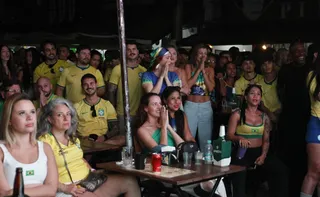 Imagem ilustrativa da imagem Torcida veste verde e amarelo, mas Brasil se despede da Copa após derrota