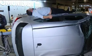 Imagem ilustrativa da imagem VÍDEO: carro capota, motorista admite consumo de álcool e deita sobre veículo no ES