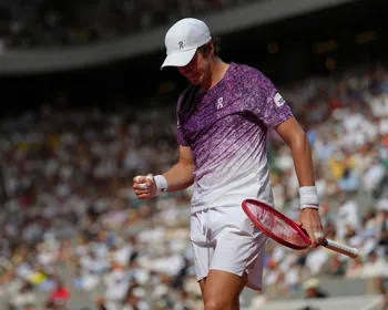 Imagem ilustrativa da imagem Após quase 5 horas de jogo, João Fonseca conquista vitória histórica sobre Djokovic
