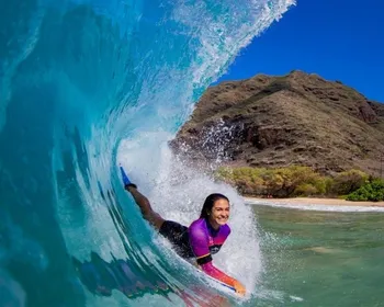 Imagem ilustrativa da imagem Bodyboarding: Mãe e filha representam o ES nas ondas do Paraná