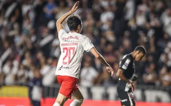 Imagem ilustrativa da imagem Bragantino domina em São Januário, vence e deixa Vasco perto do Z4