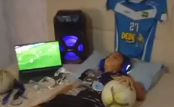 Imagem ilustrativa da imagem Capixaba apaixonado por futebol encanta a web ao "dormir pronto para jogo"