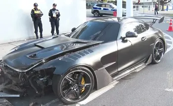 Imagem ilustrativa da imagem Carro de luxo avaliado em R$ 900 mil é abandonado após acidente na Praia do Canto