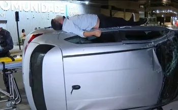 Imagem ilustrativa da imagem VÍDEO: carro capota, motorista admite consumo de álcool e deita sobre veículo no ES