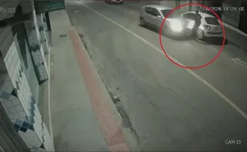 Imagem ilustrativa da imagem VÍDEO: motorista invade contramão, atropela pedestre e foge em Cariacica