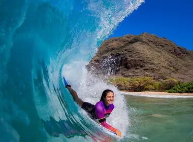 Imagem ilustrativa da imagem Bodyboarding: Mãe e filha representam o ES nas ondas do Paraná