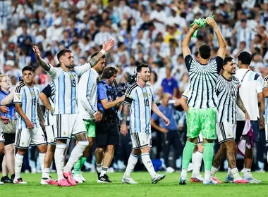 Imagem ilustrativa da imagem Julián Álvarez faz golaço, Argentina ganha da Suíça na prorrogação e vai à semi