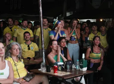 Imagem ilustrativa da imagem Torcida veste verde e amarelo, mas Brasil se despede da Copa após derrota