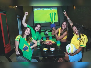Arine Duarte com as amigas Luisa Araasch e Amanda Fontes
