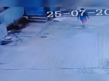 Com o homem, foi apreendida uma pistola Taurus G3, calibre 9mm, além de 16 munições intactas durante, na Praça João Acacinho, no centro da cidade, na noite de sábado (25).