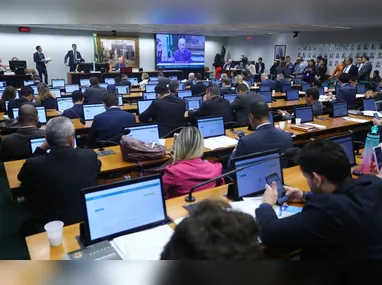 Comemoração na CCJ entre senadores com a aprovação da redução da jornada de trabalho para 40 horas por semana