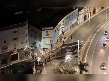 Imagem ilustrativa da imagem Caminhoneiro morre após perder o controle de carreta e cair de viaduto em Cariacica
