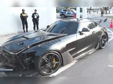 Imagem ilustrativa da imagem Carro de luxo avaliado em R$ 900 mil é abandonado após acidente na Praia do Canto