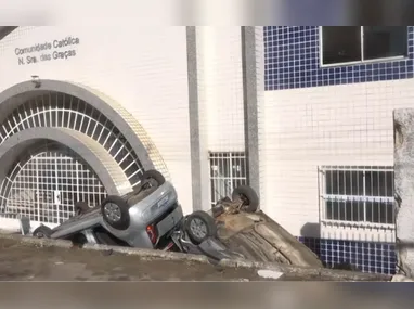 As chamas destruíram parte do imóvel
