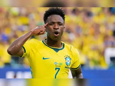 Nathaniel Brown (e), da Alemanha, em lance Crysencio Summerville, da Holanda, durante partida de futebol válida pela Liga das Nações da UEFA, disputada na Johan Cruijff Arena, em Amsterdã, na Holanda, nesta quinta-feira, 24 de setembro de 2026
