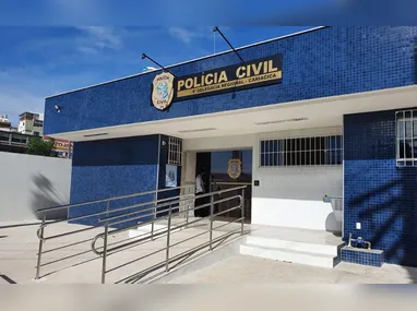 Até o momento, as diligências resultaram na prisão de dois alvos e na apreensão de aproximadamente 22 tabletes e 695 buchas de substância análoga à maconha.
