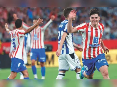 Foto de arquivo do astro do futebol Lionel Messi, então com 20 anos, ajuda a dar banho em Lamine Yamal - que tinha apenas seis meses de idade na época -, durante uma sessão de fotos em setembro de 2007, no vestiário do estádio Camp Nou, em Barcelona, na Espanha. A Espanha de Yamal e a Argentina de Messi se enfrentam no domingo, 19 de julho, pela final da Copa do Mundo de 2026