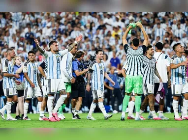 Didier Deschamps (esq) e Luis de la Fuente (dir) são os responsáveis por montarem as melhores defesas da Copa o Mundo 2026