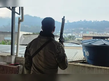 De acordo com o Corpo de Bombeiros Militar, a vítima ficou presa às ferragens depois que o veículo que dirigia capotou na pista.