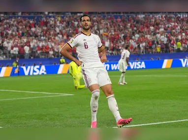 Bruno Fernandes (e), de Portugal, disputa lance com Pedri, da Espanha, em partida válida pelas oitavas de final da Copa do Mundo 2026, em Arlington, no estado do Texas, nos Estados Unidos nesta segunda-feira, 6 de julho de 2026