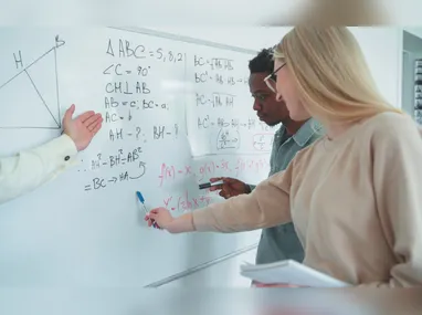 São classificados com 1 e 2 cursos em que menos de 60% dos estudantes alcançaram o mínimo