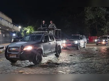 Após o capotamento, motorista foi retirado do interior do veículo por populares e acomodado sob o veículo