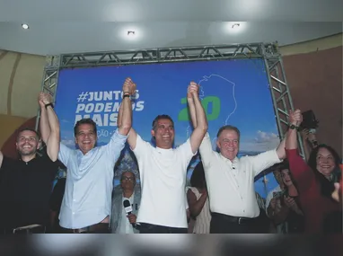 divulgação/ partido novo
leonardo monjardim (de terno) entre as  lideranças do Partido Novo. Vereador vai disputar cadeira ao Senado.