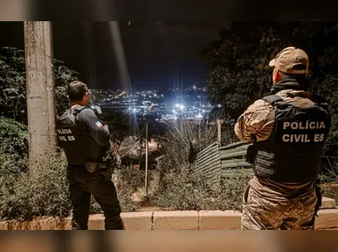 Uma fiscalização na BR-101 terminou com a apreensão de uma carabina de fabricação artesanal calibre 9 mm, mais de 7 kg de entorpecentes e a prisão de quatro pessoas