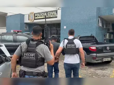 Durante buscas feitas no trajeto percorrido pelo homem, os militares localizaram uma pistola calibre 380, quatro carregadores, 17 munições, 158 pinos de cocaína, 20 unidades de Pac (haxixe), e outros itens na noite de terça-feira (21).