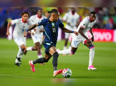 Casemiro (D), do Brasil, disputa lance com Frantzdy Pierrot, do Haiti, em partida válida pela segunda rodada do Grupo C da Copa do Mundo 2026, na cidade da Filadélfia, nos Estados Unidos, nesta sexta-feira, 19 de junho de 2026