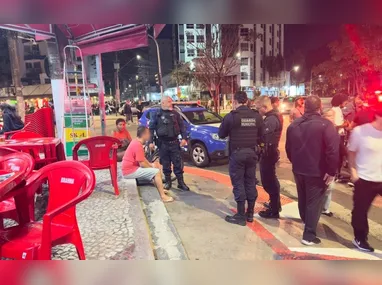 Condutor do caminhão relatou que seguia na via quando, em uma curva, se deparou com o automóvel na contramão, ocorrendo a colisão