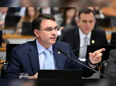 Imagem ilustrativa da imagem Flávio Bolsonaro tem filiação ao PL retomada pelo TSE