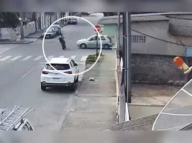 Imagens feitas por motoristas que passavam no local mostram a carreta parada no acostamento e o início do fogo, nos pneus traseiros do veículo